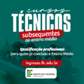 Imagem de estudantes em um laboratório, com fundo verde escuro aplicado. No centro do card, lê-se: cursos técnicos subsequentes ao ensino médio. Qualificação profissional para quem já concluiu o Ensino Médio. ingresso.ifc.edu.br. Abaixo, logo do IFC.